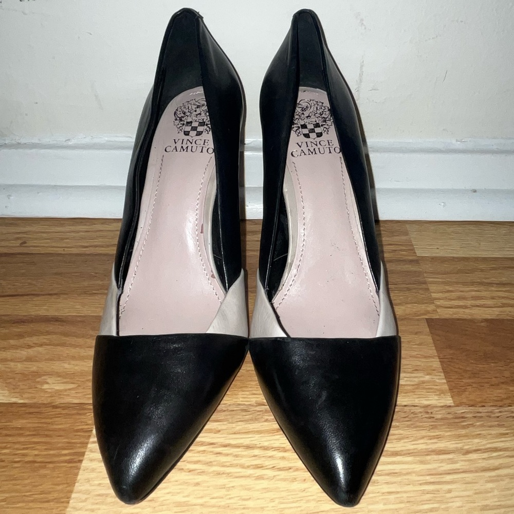 VINCE CAMUTO BLACK AND TAN LEATHER PUMPS
